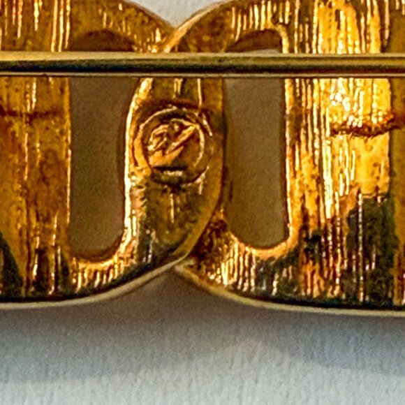 Swarovski Gold Tone Chain Link Brooch With Green Baguette Crystals & Clear Accen - Picture 3 of 3